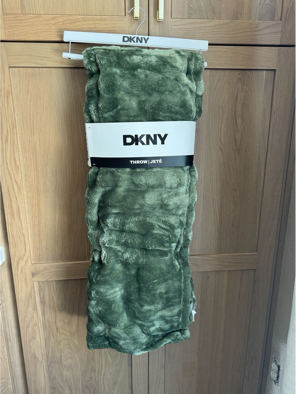 DKNY Green Fleece Throw Plush Blanket 50 x 70”